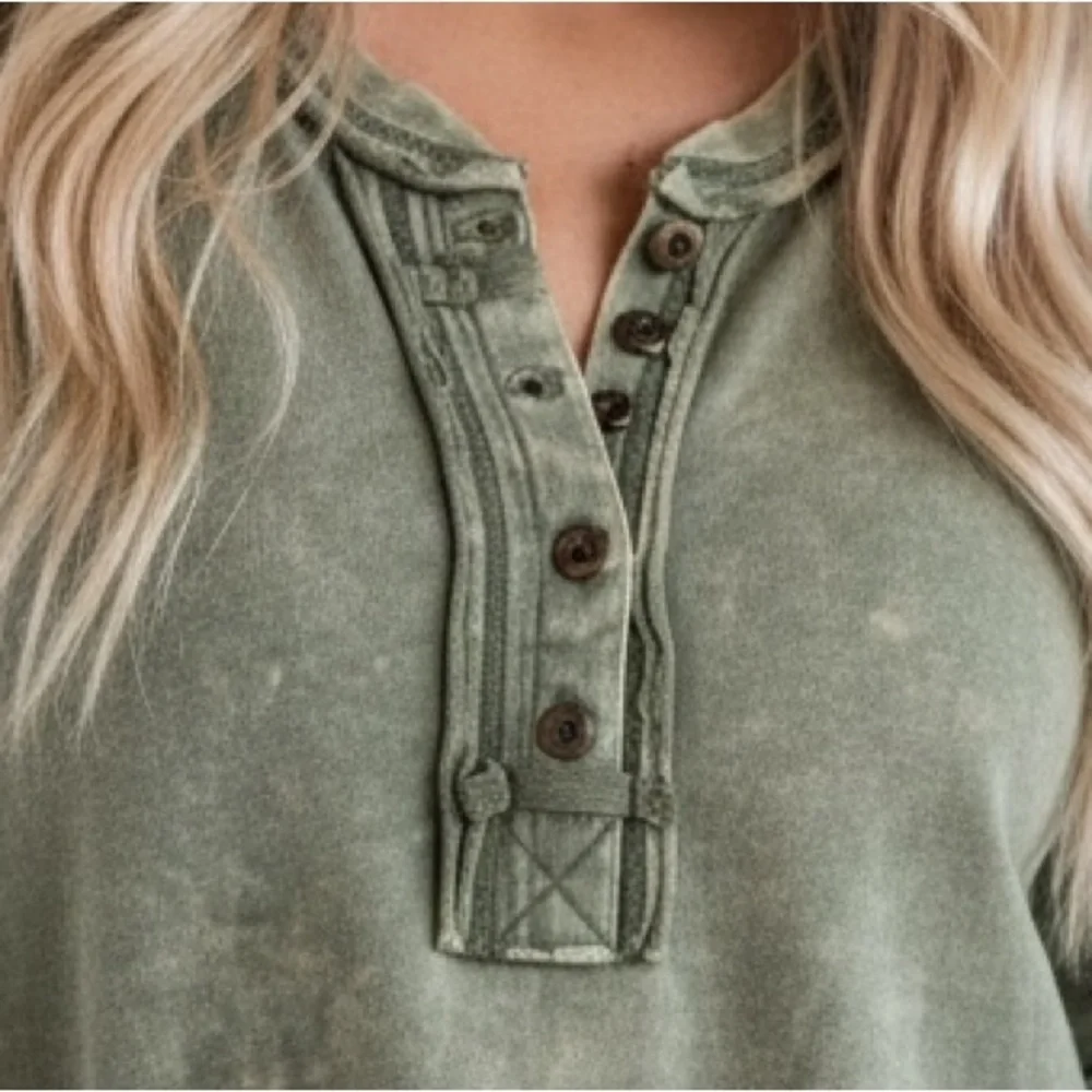 NWT Zenana Washed Patch Back Exposed Seam Thumbhole Mixed Button Long Sleeve Top - Picture 2 of 3